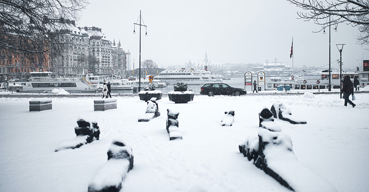 Se det snöar! Bil-, buss- och tågtrafik ställs traditionsenligt in i ...